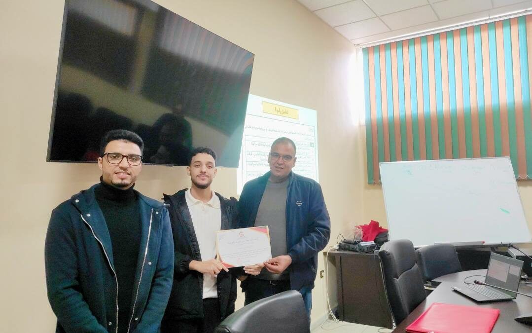 الإشراف على توزيع شواهد الحضور على   المستفيدات والمستفيدين من الدورة التكوينية