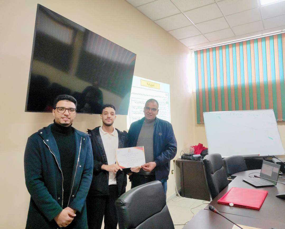 الإشراف على توزيع شواهد الحضور على   المستفيدات والمستفيدين من الدورة التكوينية